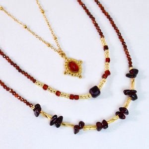 Détail du collier multicouche en or avec pendentif agate rouge et perles de grenat