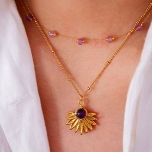 Collana a strati bohémien in oro con perle viola e ciondolo a forma di fiore solare