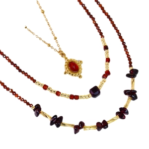 Ensemble de colliers vintage en agate rouge, perles de grenat et pendentifs en or 14k
