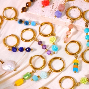 Vista de detalle de pendientes de aro en oro 14K hechos a mano con piedras naturales y perlas