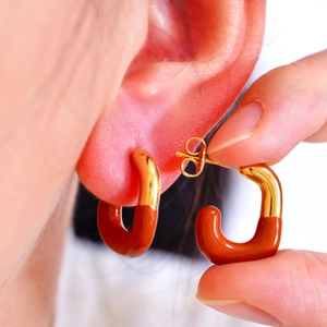 U-förmige Gold- und rote Emaille-Ohrringe mit geometrischem Design für Damen