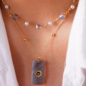 Collana a doppio strato in oro con perle bianche, cristallo viola e ciondolo in pietra