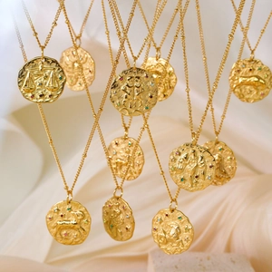 Collana zodiaco in acciaio inossidabile placcato oro 14K con texture martellata e cristalli