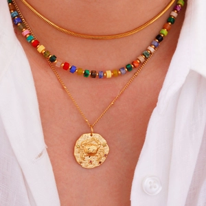 Collana a tre strati in oro con perline colorate e ciondolo segno zodiacale del Cancro