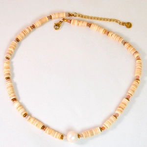 Dettaglio della collana boho con perla centrale, perline Heishi e chiusura dorata in acciaio