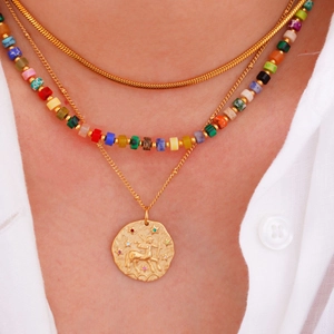 Dettaglio di collane a strati in acciaio inossidabile oro 14K con ciondolo Sagittario
