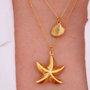 Mehrlagige 14K Goldkette mit Seestern- und Muschel-Anhängern im eleganten Strand-Design