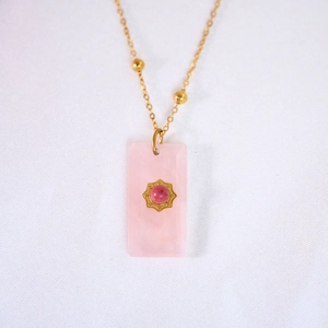 Französische Vintage-Halskette aus Titanstahl mit rosa Naturstein-Quadrat-Anhänger