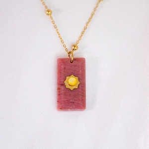 Französische Vintage-Halskette mit rosa Naturstein-Anhänger und goldener Perlenkette