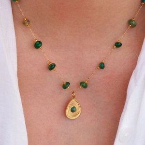 14K vergoldete Halskette mit afrikanischen Jadeperlen und tropfenförmigem Anhänger