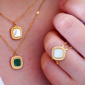 Vintage Goldschmuck-Set mit quadratischen Natursteinen und gedrehten Borden am Modell