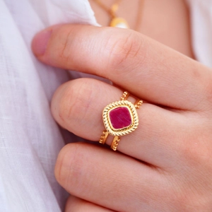 Retro-Goldring mit quadratischem rotem Edelstein und Seiltextur am Finger getragen