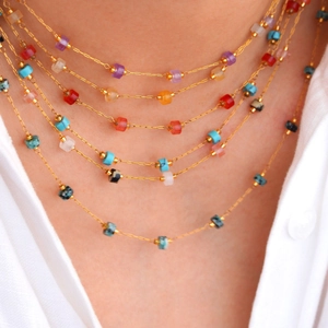 Collar de cinco capas de acero inoxidable dorado con cuentas de piedra natural de colores