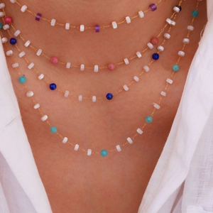 Mehrlagige 14K vergoldete Edelstahlkette mit bunten Natursteinperlen im Boho-Stil