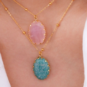 Dettaglio della collana a strati in acciaio placcato oro 14K con pietre naturali rosa e blu