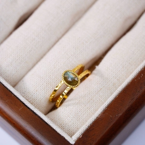 Vintage δαχτυλίδι από ανοξείδωτο ατσάλι 14K με οβάλ γκρι λαβραδορίτη και σφυρήλατη λεπτομέρεια