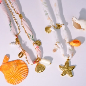 Collier avec pendentifs étoile de mer et coquillage, ruban floral rose et chaîne dorée