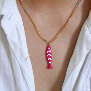 Collar de acero inoxidable chapado en oro 14k con cuentas de colores y colgante de pez rosa