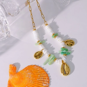 Collier chaîne trombone dorée avec coquillages et perles pour vacances à la plage
