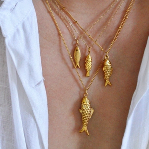 Conjunto de collares de acero inoxidable con colgantes de pez bañados en oro de 14 quilates