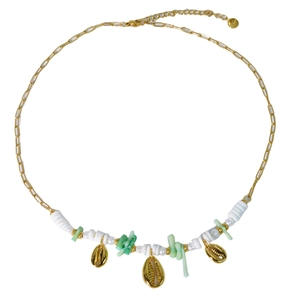 Détail d'un collier en acier inoxydable avec pendentifs coquillages et perles blanches