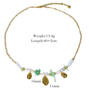 Détail du collier coquillage doré bohème avec perles blanches et étiquette s.steel