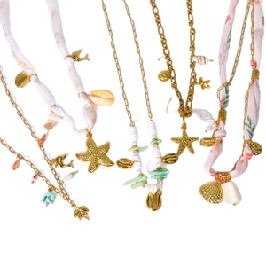 Colliers thème océan avec pendentifs étoile de mer dorés et rubans à fleurs roses