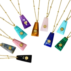 Set aus 10 Naturstein-Halsketten mit Sonnen-Metallinlay auf goldenen Kugelkugelketten