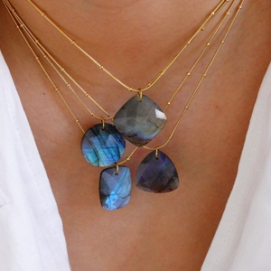 Collares de acero inoxidable dorado en capas con colgantes de piedra de labradorita