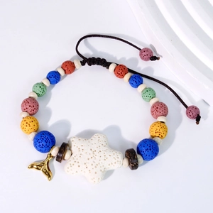 Bracciale in pietra lavica con perla stella bianca e pendente coda di balena dorata