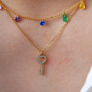 Doppellagige Goldkette aus Titanstahl mit bunten Zirkonia und Herz-Schlüssel-Anhänger