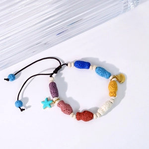 Bracciale regolabile in pietra vulcanica con stelle blu e ciondolo a conchiglia