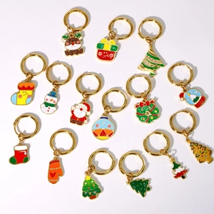 Goldene Edelstahl-Weihnachtsohrringe mit bunten Emaille-Anhängern für Damen