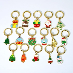 Flache Darstellung des 16-teiligen Sets Weihnachts-Emaille-Ohrringe mit Rentier und Baum