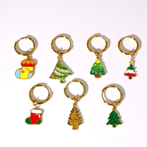 Weihnachts-Ohrhänger-Set aus Edelstahl mit bunten Emaille-Bäumen und Socken