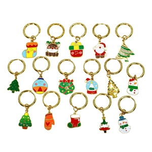 Set aus 16 Paar Weihnachts-Emaille-Ohrringen mit Weihnachtsmann- und Baum-Anhängern