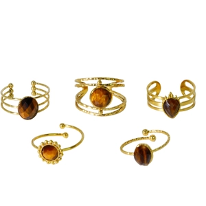 Detailansicht des 5-teiligen goldenen Boho-Ring-Sets mit verschiedenen Tigerauge-Steinen