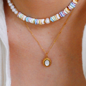 Chique gelaagde set met kleurrijke schelpparel choker en gouden ketning met hanger