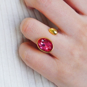Modischer vergoldeter Ring mit ovalem rosenrotem Edelstein im offenen Design