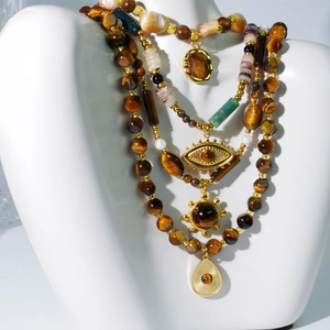 Collier multi-rangs bohème avec œil de tigre et agate verte sur buste à bijoux