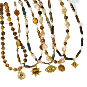 Colliers bohèmes multicouches en œil de tigre avec pendentifs soleil et œil