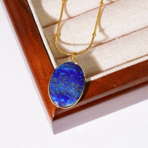 Elegante gouden slangenketting met een ovale lapis lazuli natuursteen hanger