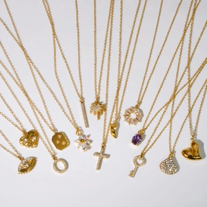 Collection de colliers en acier doré avec pendentifs en cœur et croix de zircon