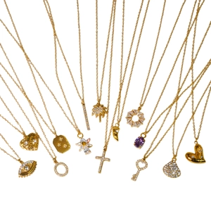 Ensemble de colliers en acier doré avec pendentifs cœur et croix en zircone