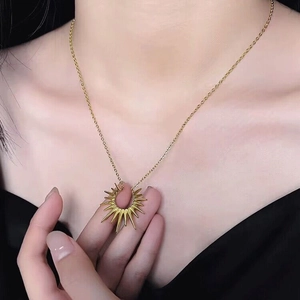 Collier à pendentif soleil doré avec rayons irréguliers sur une chaîne à maillons chic