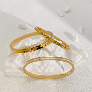 Set van drie goudkleurige titanium stalen armbanden met Romeinse cijfers en gravures
