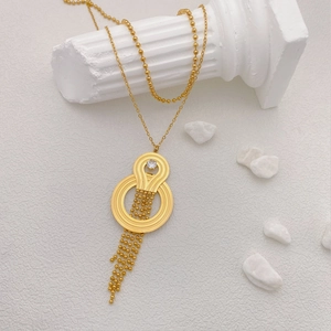Collier élégant en acier titane doré avec pendentif circulaire, zircone et pompon à franges