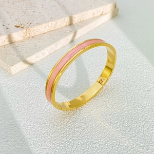 Bracciale rigido minimalista placcato oro con inserto in smalto rosa e micro brillantini