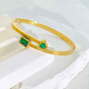 Bracciale rigido dorato con pietre cuore e rettangolo verde smeraldo su pietra