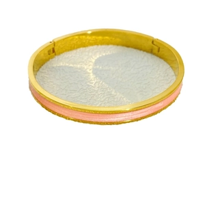 Elegante bracciale in acciaio al titanio dorato con inserto in smalto rosa e cerniera